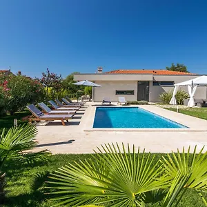 https://villa-fazana-valbandon-heated-pool.in-istria.net